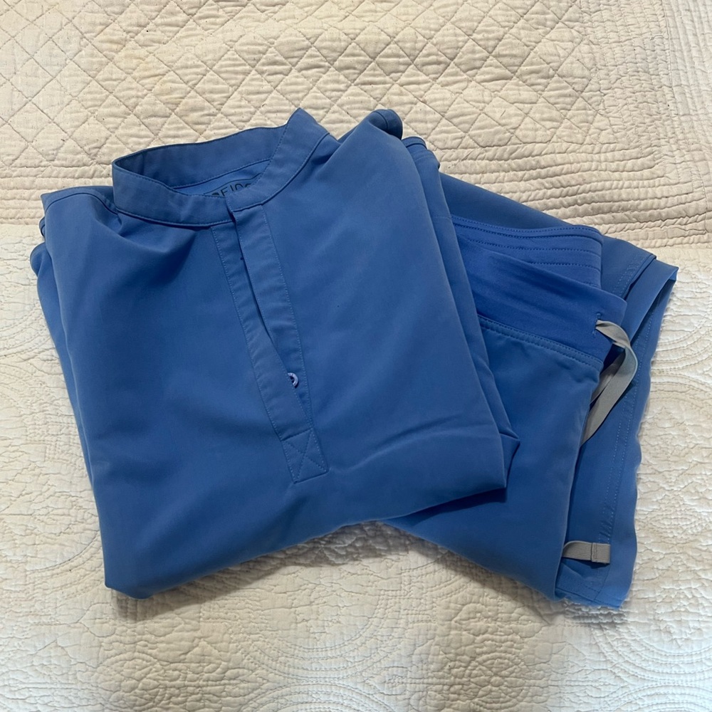 Gently Used Figs Scrub set—Ciel Blue—Women’s size Small & Small-Tall!